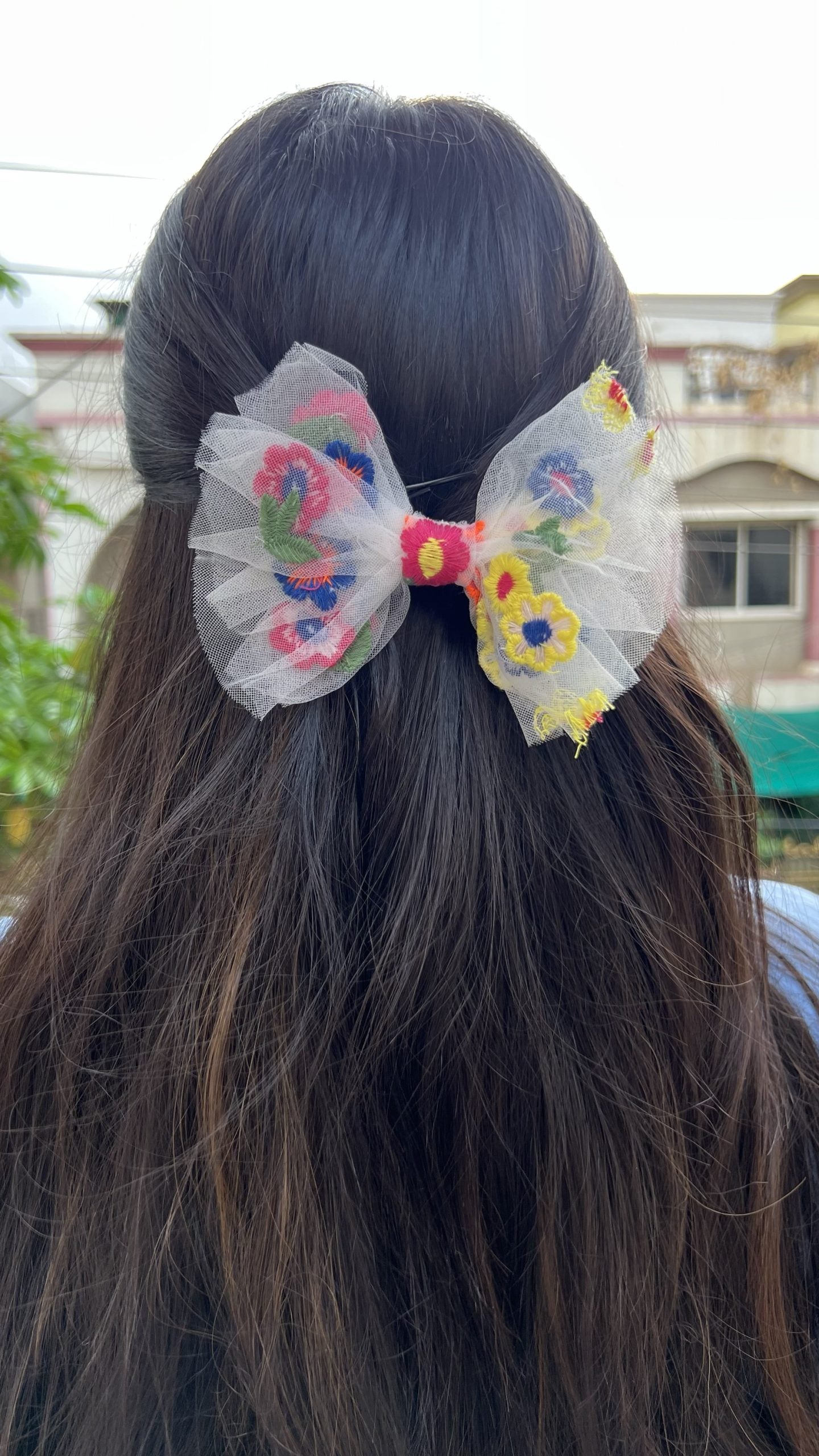 white traditional net bow