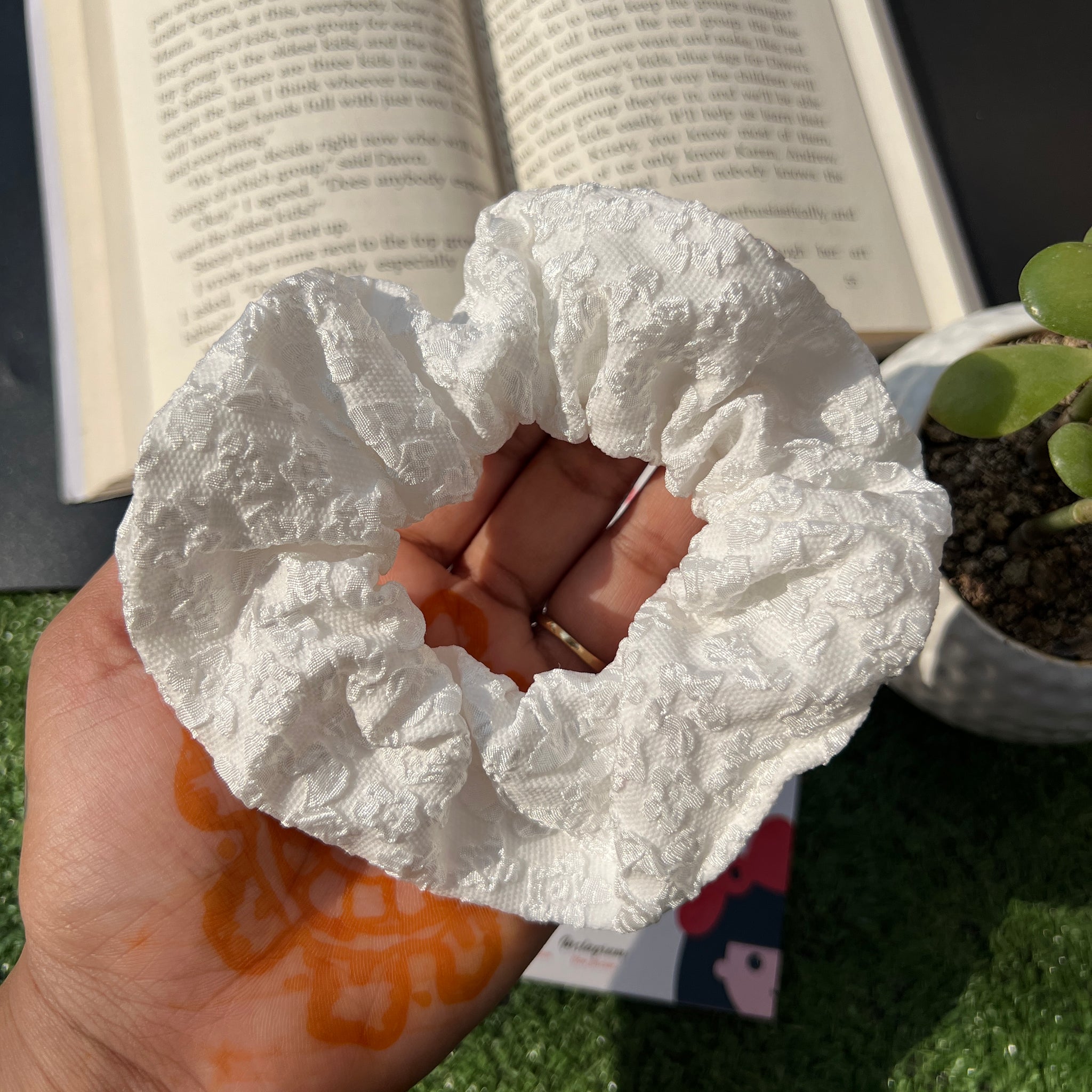 White  floral scrunchie