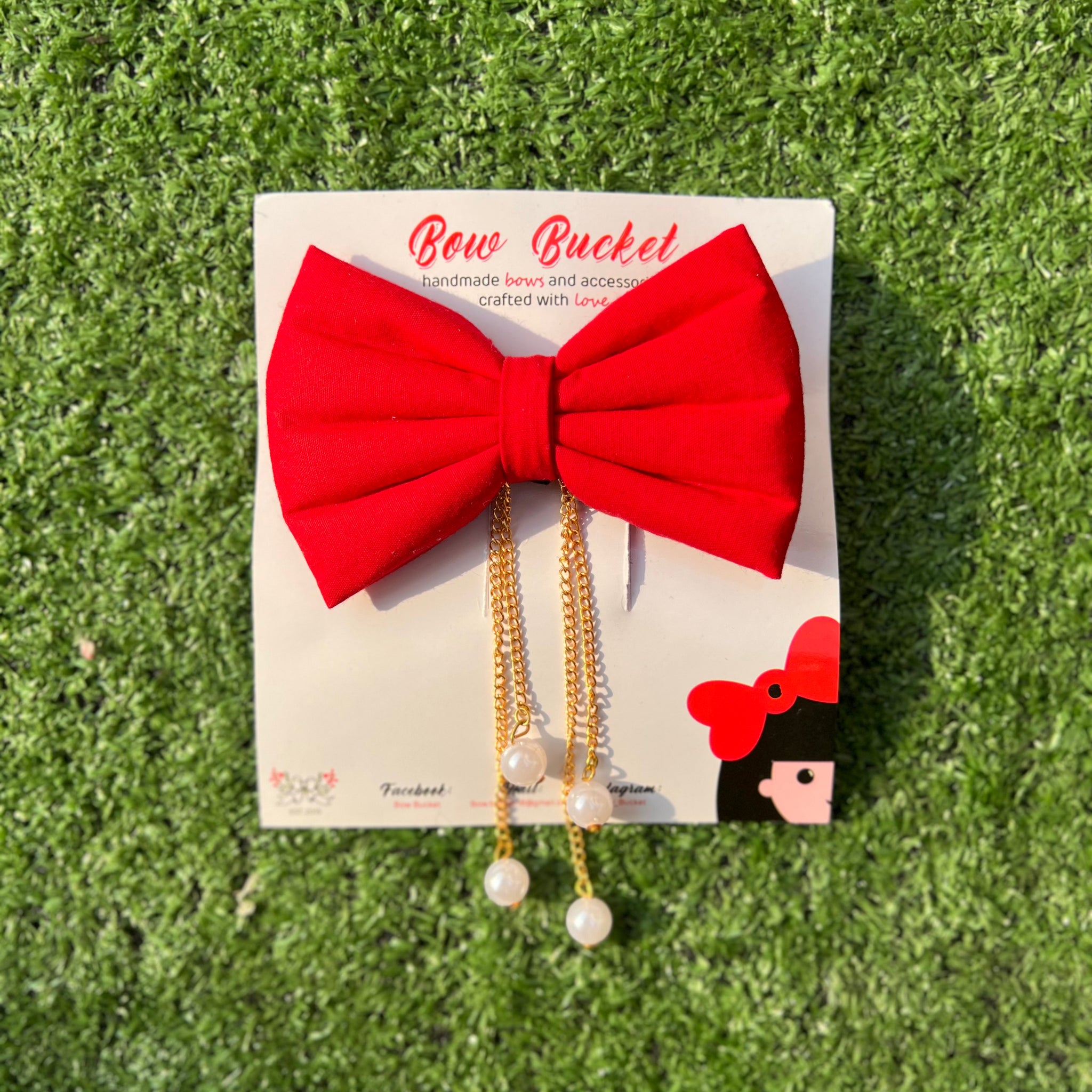 Red hanging pearl bow clip